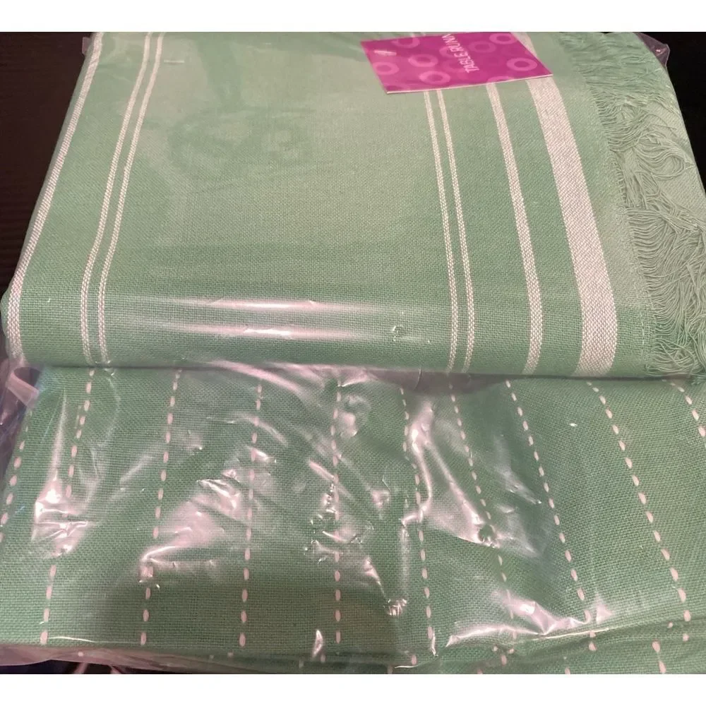 Table Runner plus 4 -2 pks of‎ Cloth Napkins